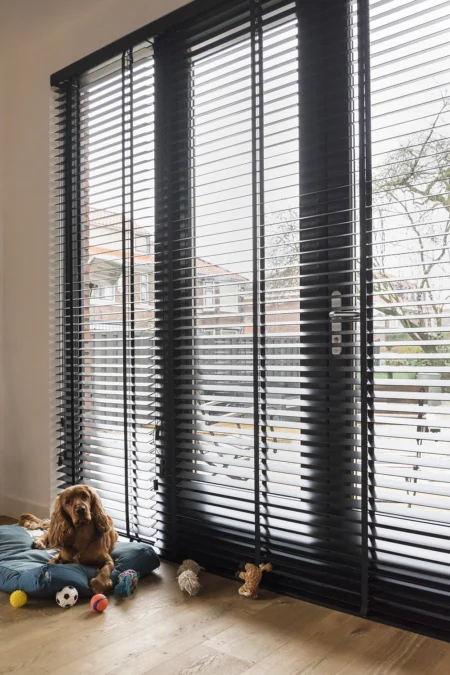 Houten jaloezieën openslaande deuren INHUIS