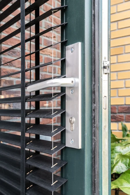 Jaloezieën deur detail zijgeleiding - inhuis plaza