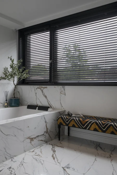 Badkamer project INHUIS houten jaloezieËn 50mm inhuis