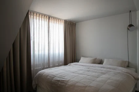 Beige slaapkamer met gordijnen