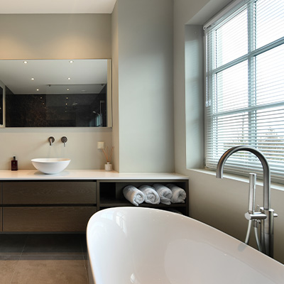 3x raamdecoratie in de badkamer banner