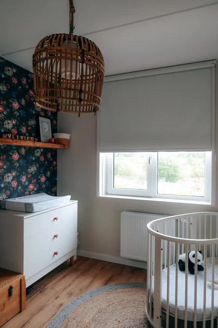 Rolgordijn met zijgeleiding babykamer