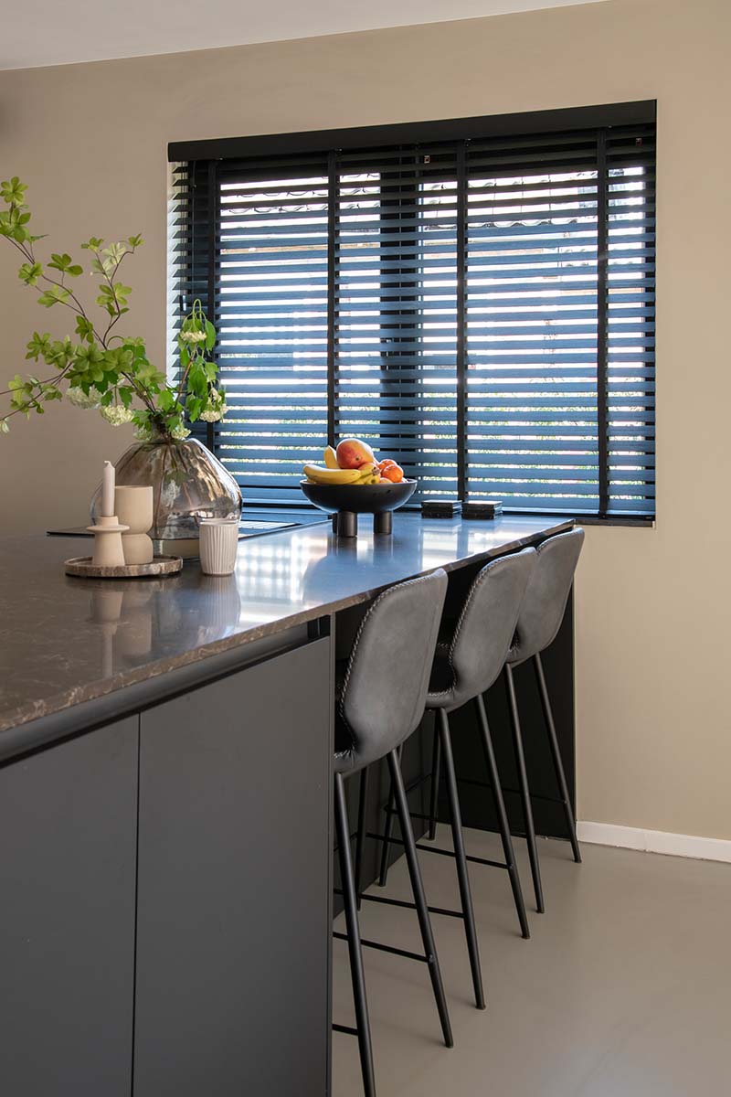 Raamdecoratie in de keuken houten jaloezieën