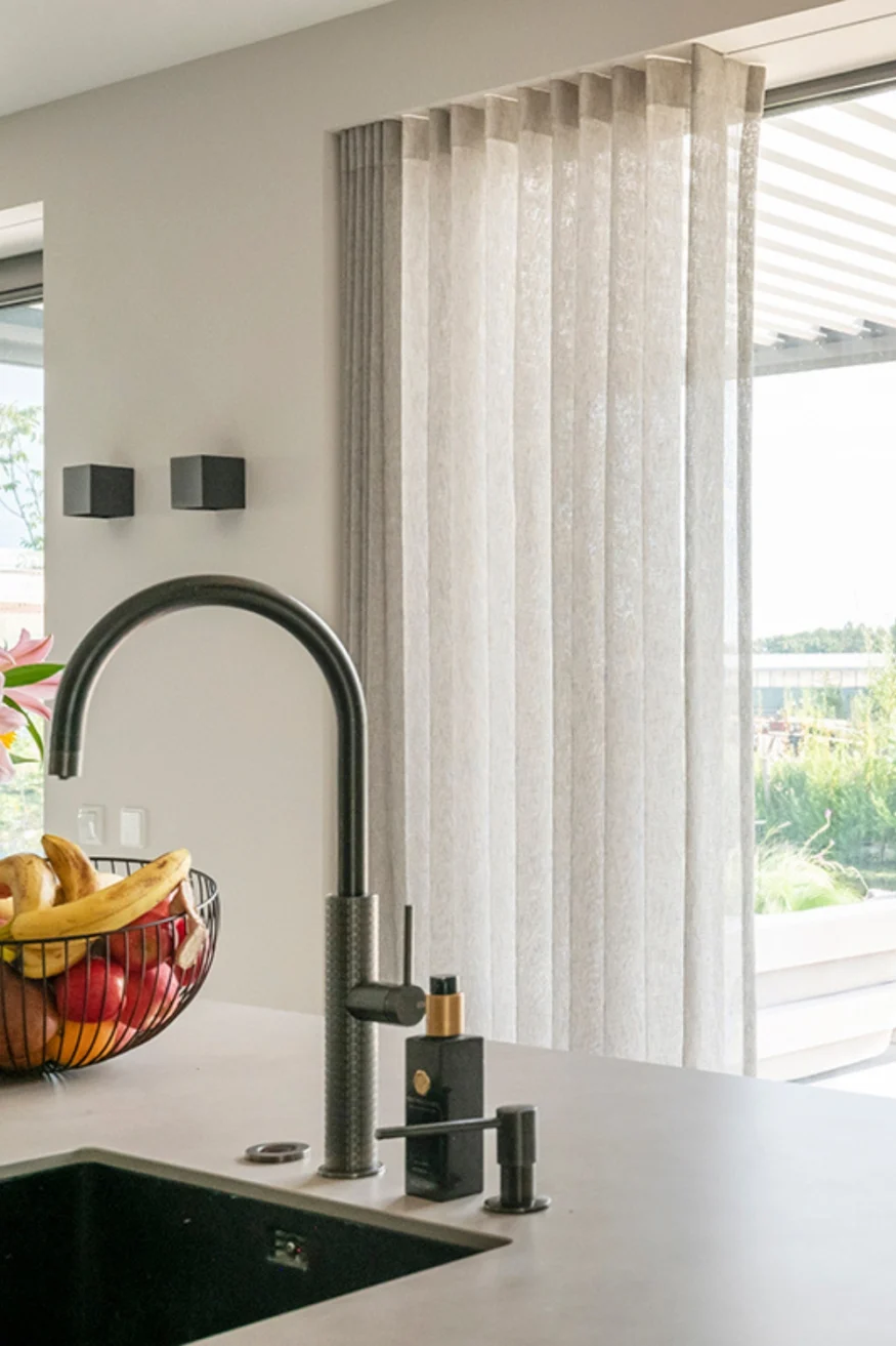 Keuken met lichte gordijnen - inhuis plaza