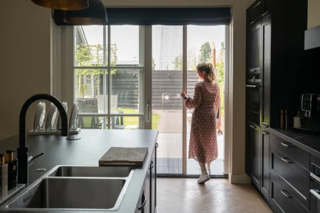 Wat kost een hordeur voor een schuifpui inclusief montage? Prijzen en tips