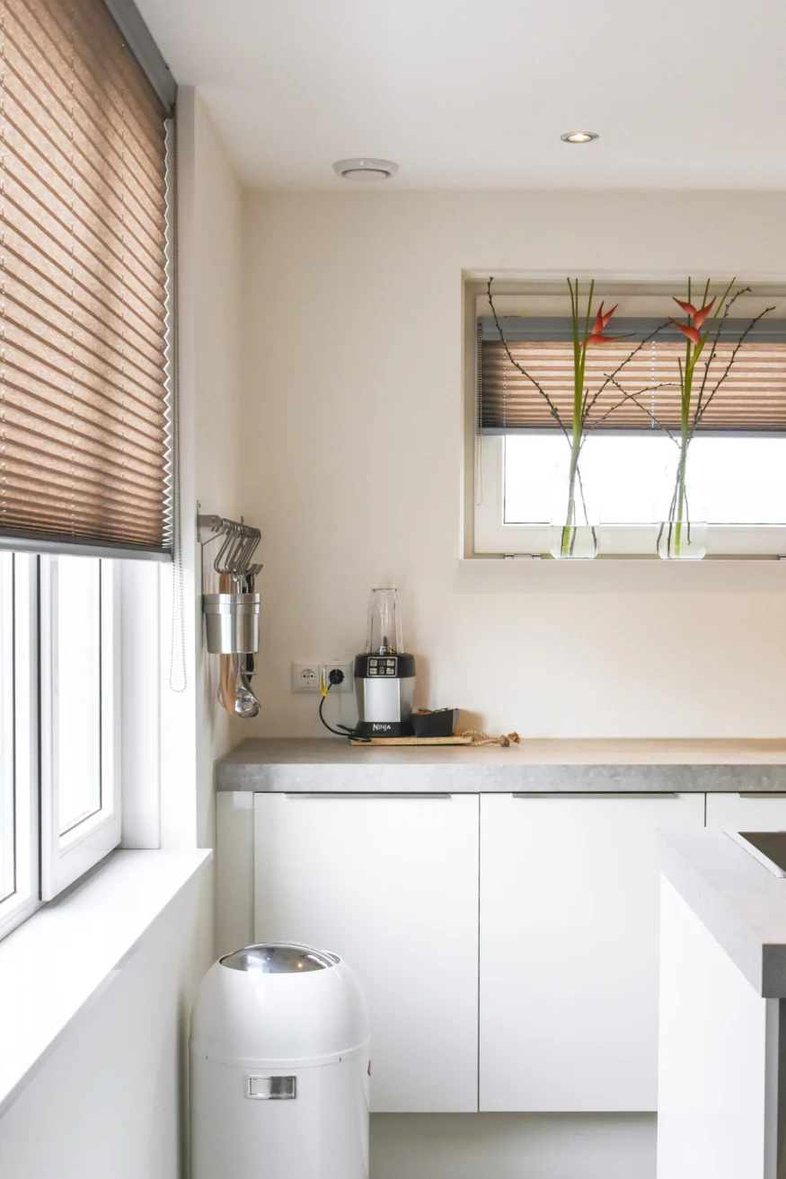 raamdecoratie keuken plisségordijnen